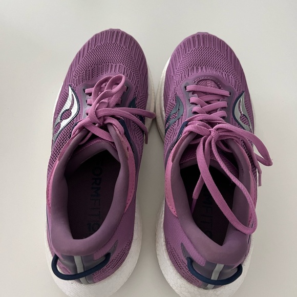 Women’s Triumph Running Shoes - Size 8.5 - Picture 2 of 3